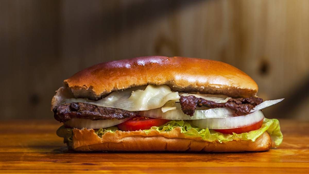 Los intoxicados habrían comprado lomos en una casa particular que se dedicaba a la venta de estos sanguches. Al parecer contenían una mayonesa casera que estaría en mal estado. Los intoxicados habrían comprado lomos en una casa particular que se dedicaba a la venta de estos sanguches. Al parecer contenían una mayonesa casera que estaría en mal estado.