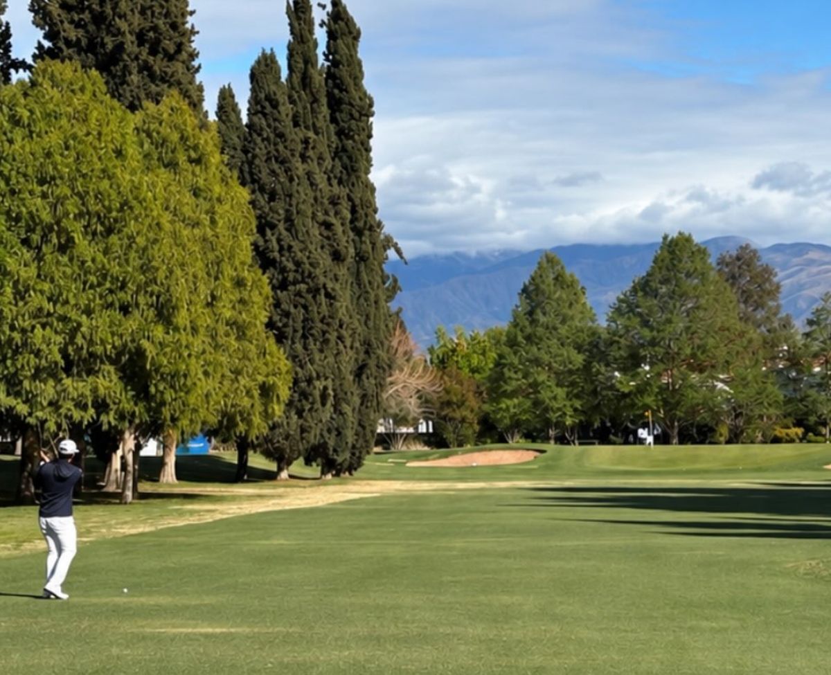 Una postal mendocina en pleno Abierto del Oeste.
