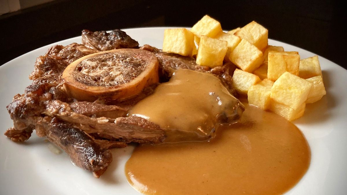 Recetas: cómo hacer osobuco al vino tinto con carne vacuna, tierno como una manteca y con 8 ingredientes. Foto: gentileza laalbarda. Recetas: cómo hacer osobuco al vino tinto con carne vacuna, tierno como una manteca y con 8 ingredientes. Foto: gentileza laalbarda.