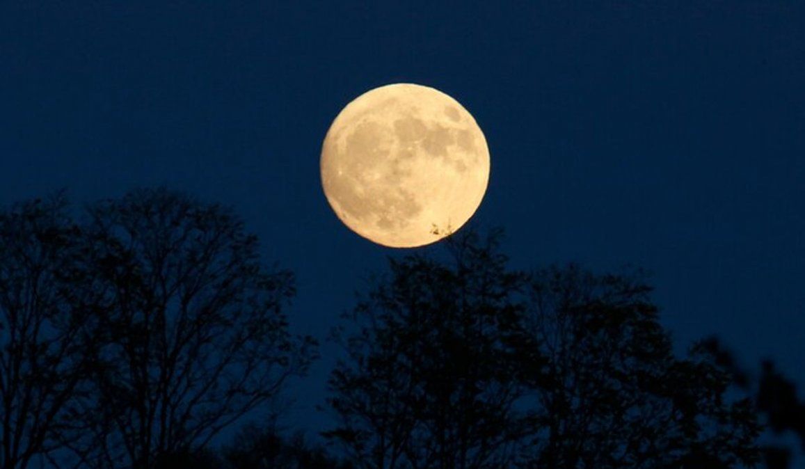 En las noches antes de la luna llena, las personas duermen menos. Cómo sigue el calendario lunar