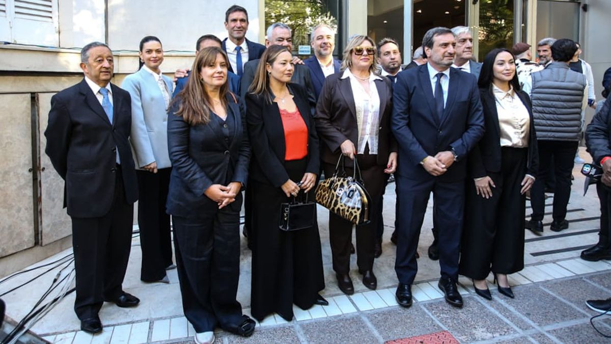 Los intendentes del Pj, y algunos legisladores eligieron mostrarse unidos, incluso con algunos socios de La Unión Mendocina. Los intendentes del Pj, y algunos legisladores eligieron mostrarse unidos, incluso con algunos socios de La Unión Mendocina.