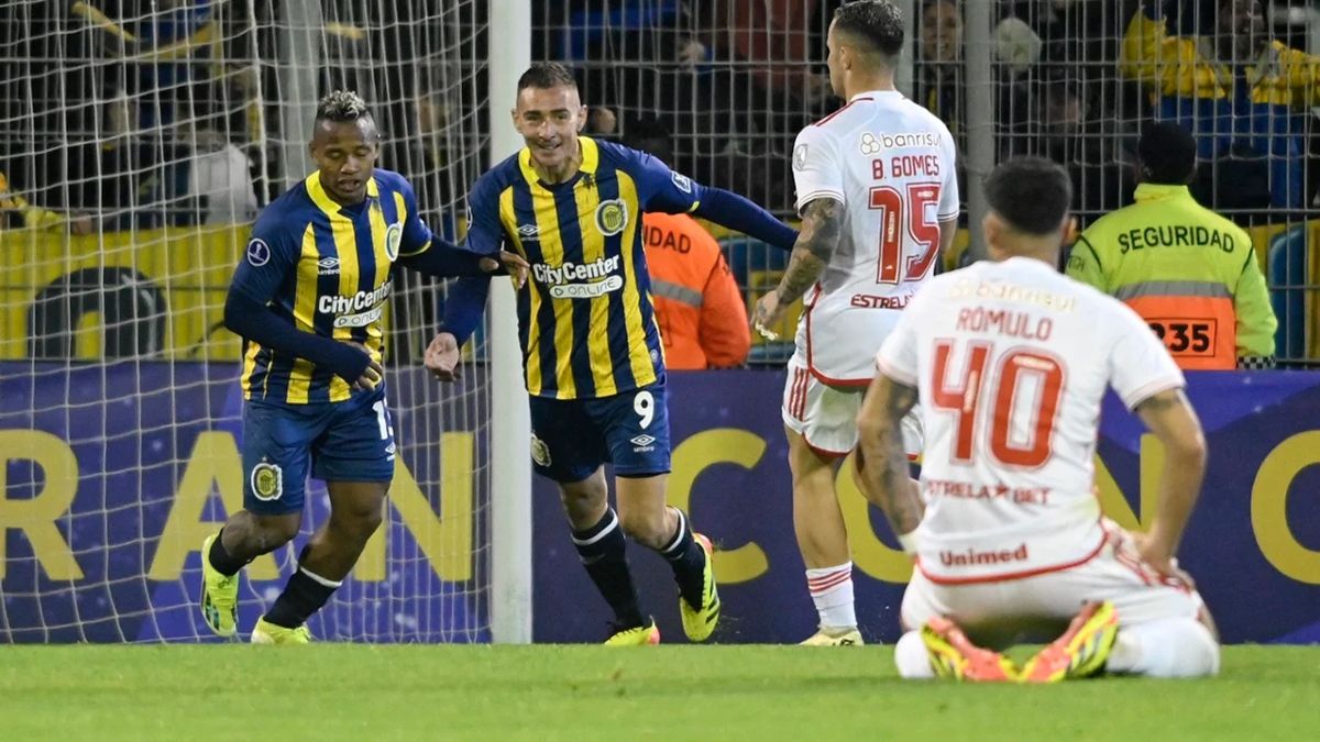 Jamintoz Japaz se suma a Marco Ruben para celebrar el gol que le dio el triunfo a Rosario Central en la Copa Sudamericana.