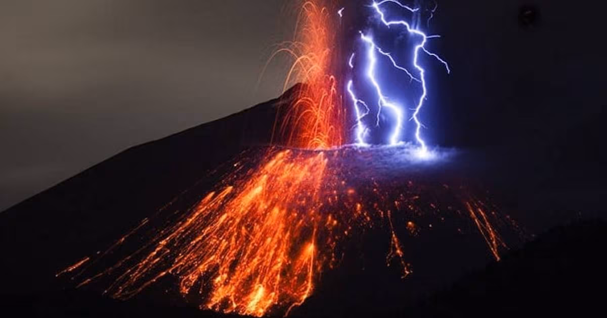 El volcán erupciona de gran manera con las tormentas