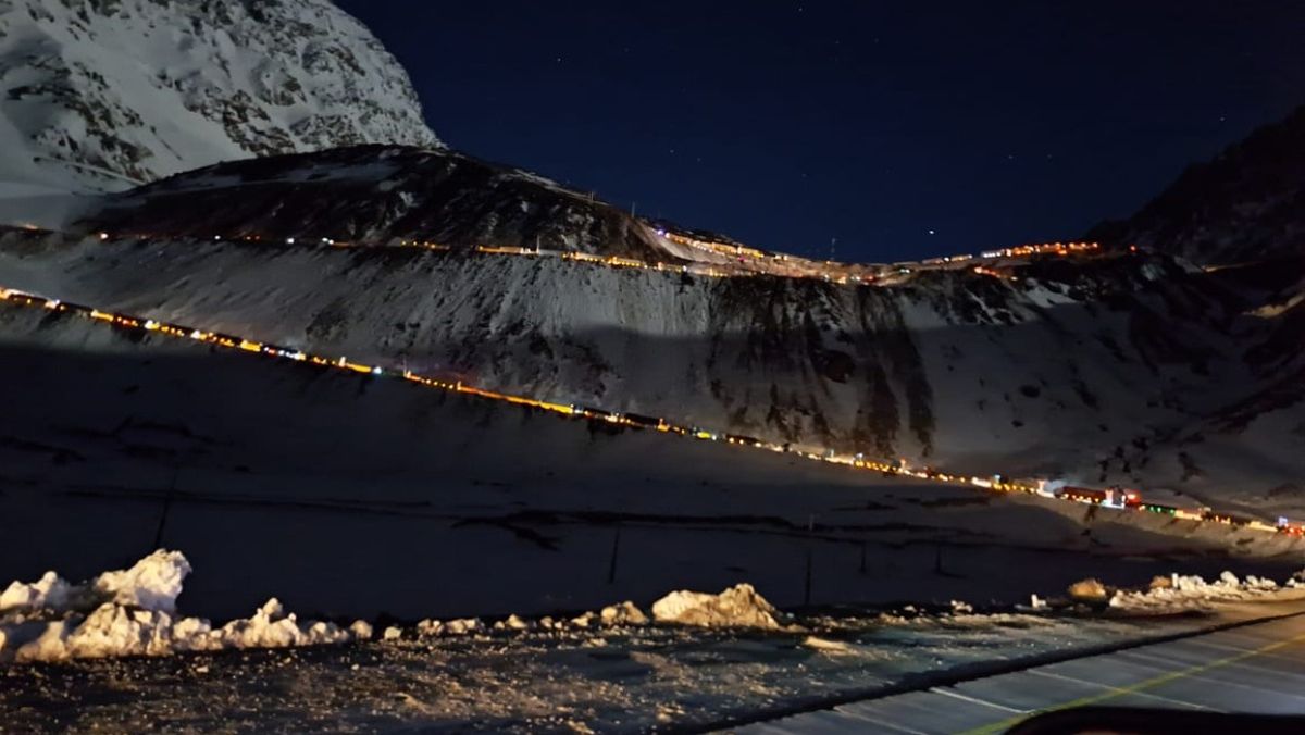 Hubo un intenso movimiento de camiones durante los dos días que el Paso Cristo Redentor estuvo habilitado. Hubo un intenso movimiento de camiones durante los dos días que el Paso Cristo Redentor estuvo habilitado.
