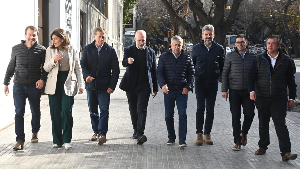 Acompañadísimo. A la derecha de Horacio Rodríguez Larreta están Lisandro Nieri, Mariana Juri y Rodolfo Suarez. Al otro costado, Alfredo Cornejo, Ulpiano Suarez, Roberto Ríos y Víctor Ibañez.