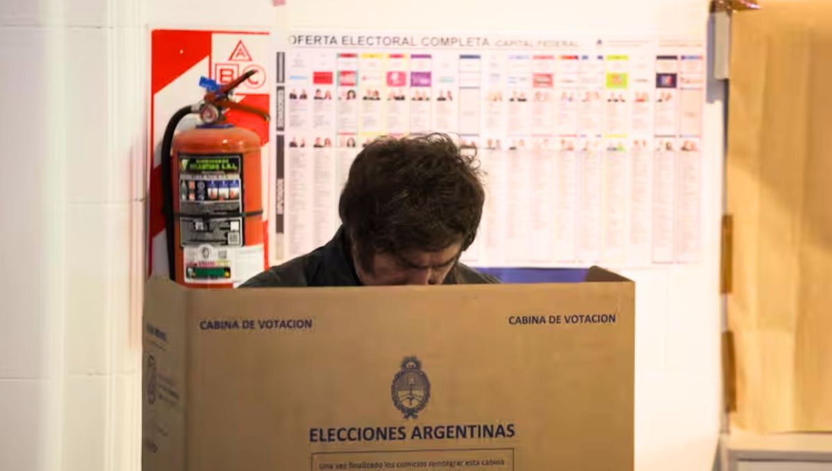 Javier Milei y su comitiva realizaron una inesperada parada antes de votar. Javier Milei y su comitiva realizaron una inesperada parada antes de votar.