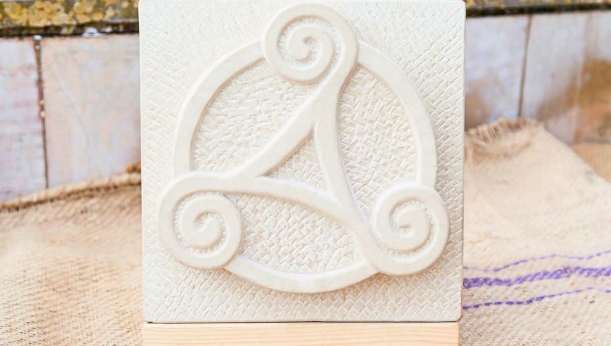 Representa el equilibrio entre cuerpo, mente y espíritu, el principio y el fin, la evolución y el crecimiento, el aprendizaje perpetuo y la eterna evolución. Representa el equilibrio entre cuerpo, mente y espíritu, el principio y el fin, la evolución y el crecimiento, el aprendizaje perpetuo y la eterna evolución.