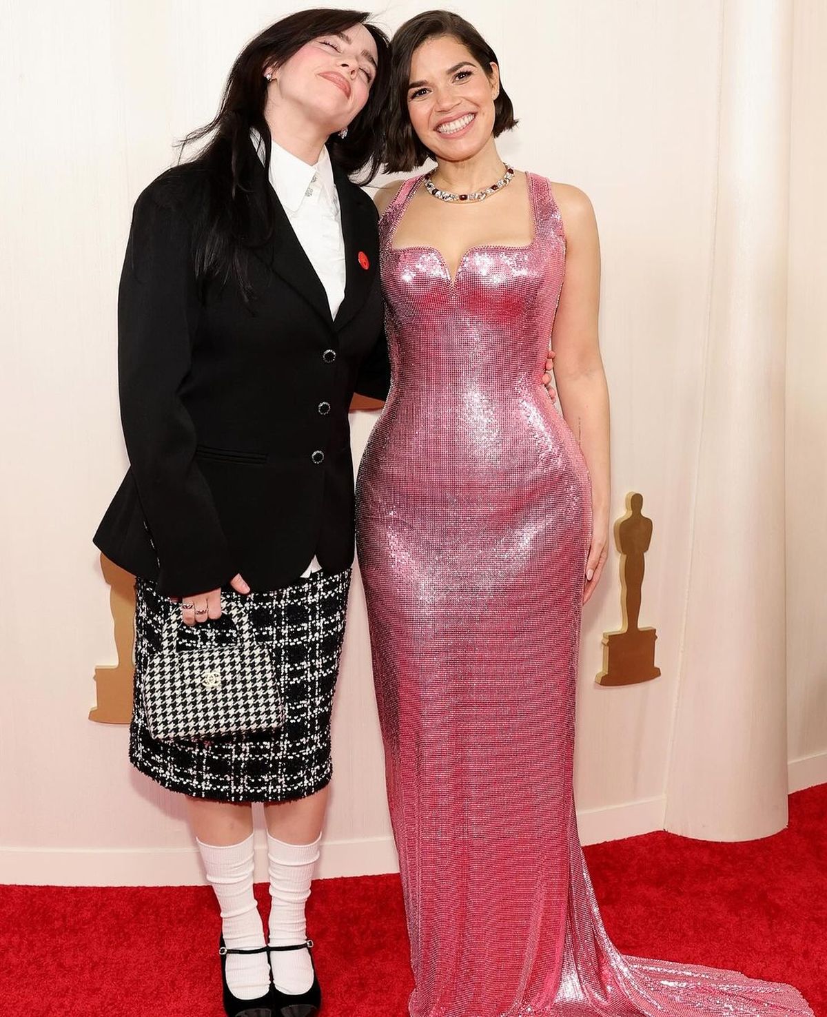 Billie Eilish y America Ferrera en los premios Oscar. Billie Eilish y America Ferrera en los premios Oscar.