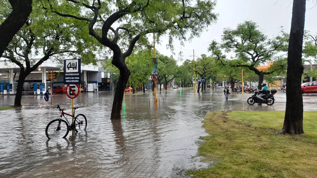 Las inundaciones en California afectan a varias personas.