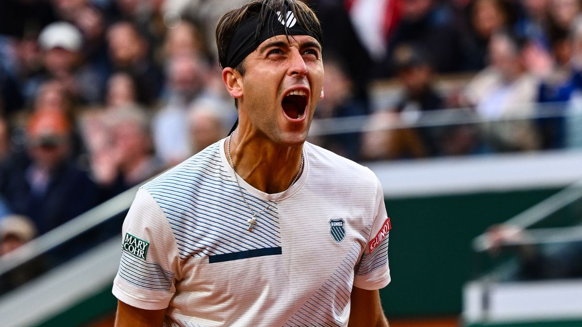 Tomás Etcheverry avazó a segunda ronda de Roland Garros.