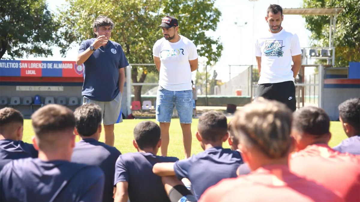 Sebastián Torrico y Néstor Ortigoza pasaron un grato momento con los chicos de San Lorenzo.