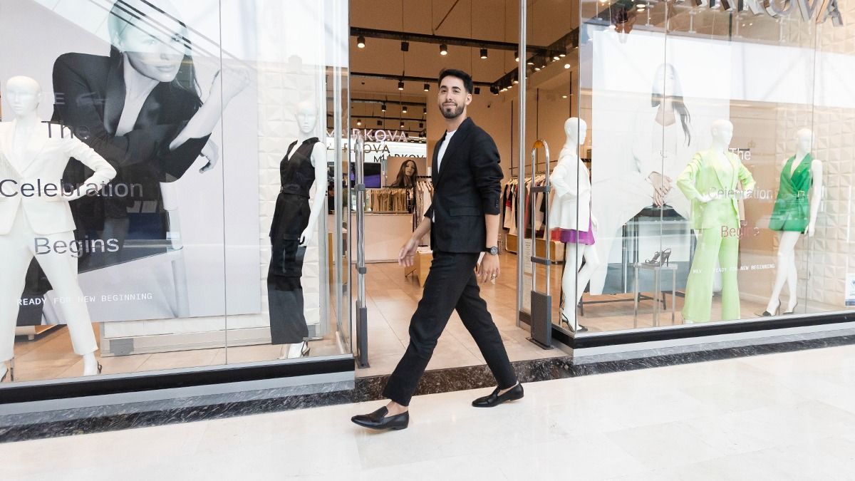 De compras en un shopping es la mejor salida para Ignacio Vélez, que en el mundo de la moda y la imagen se mueve como pez en el agua. De compras en un shopping es la mejor salida para Ignacio Vélez, que en el mundo de la moda y la imagen se mueve como pez en el agua.