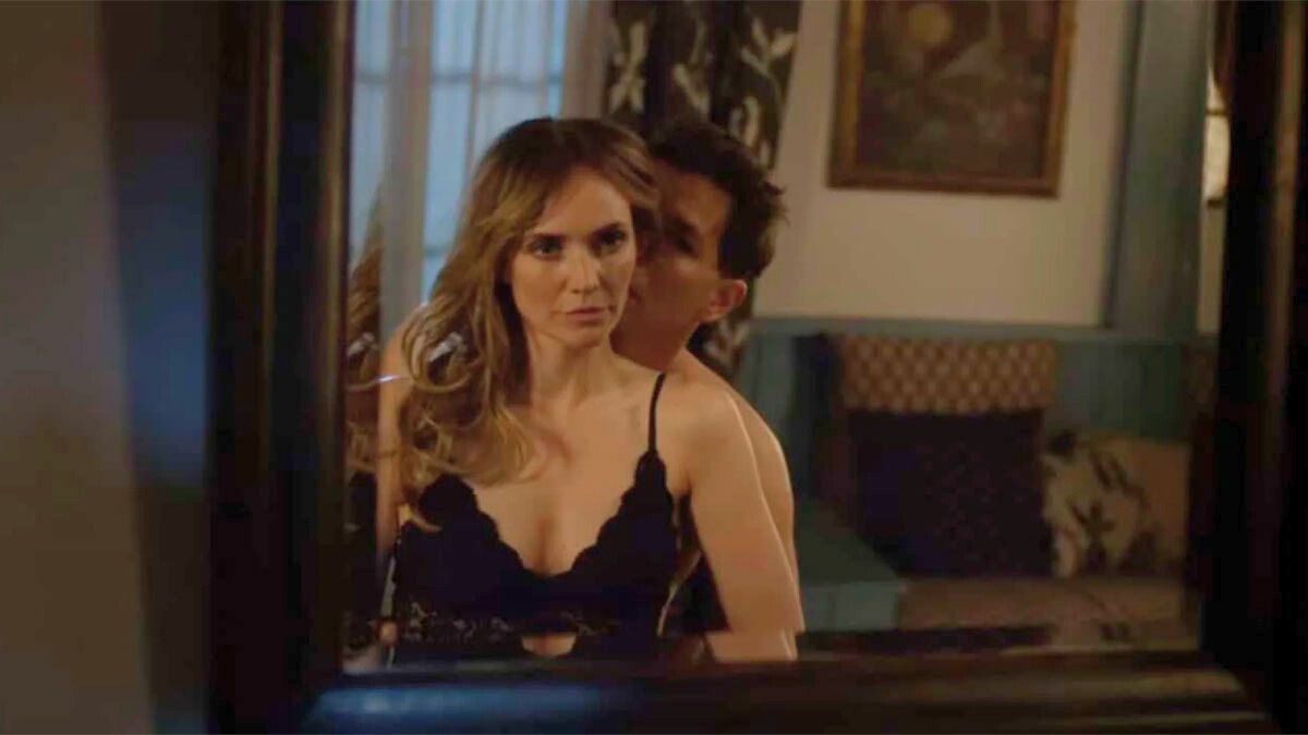 La película de Netflix contiene algunas escenas subidas de tono. La película de Netflix contiene algunas escenas subidas de tono.