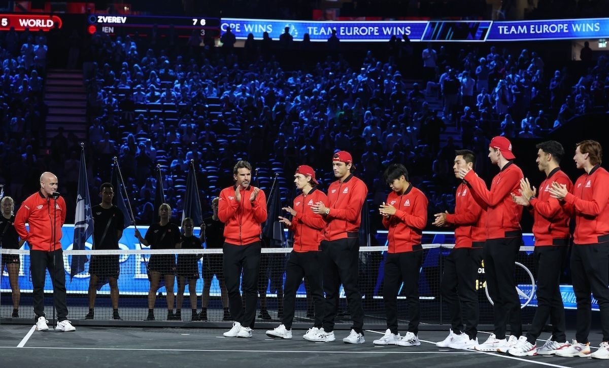 Agassi en la premiación junto al equipo del Resto del Mundo.