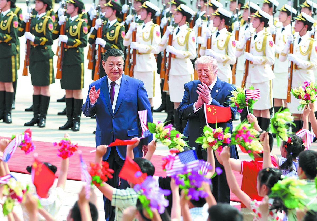 El presidente chino, Xi Jinping, celebra una ceremonia de bienvenida para el presidente estadounidense, Donald Trump, quien se encuentra de visita de Estado en China, en el exterior del Gran Palacio del Pueblo en Beijing, el 14 de mayo. FENG YONGBIN / CHINA DAILY.
