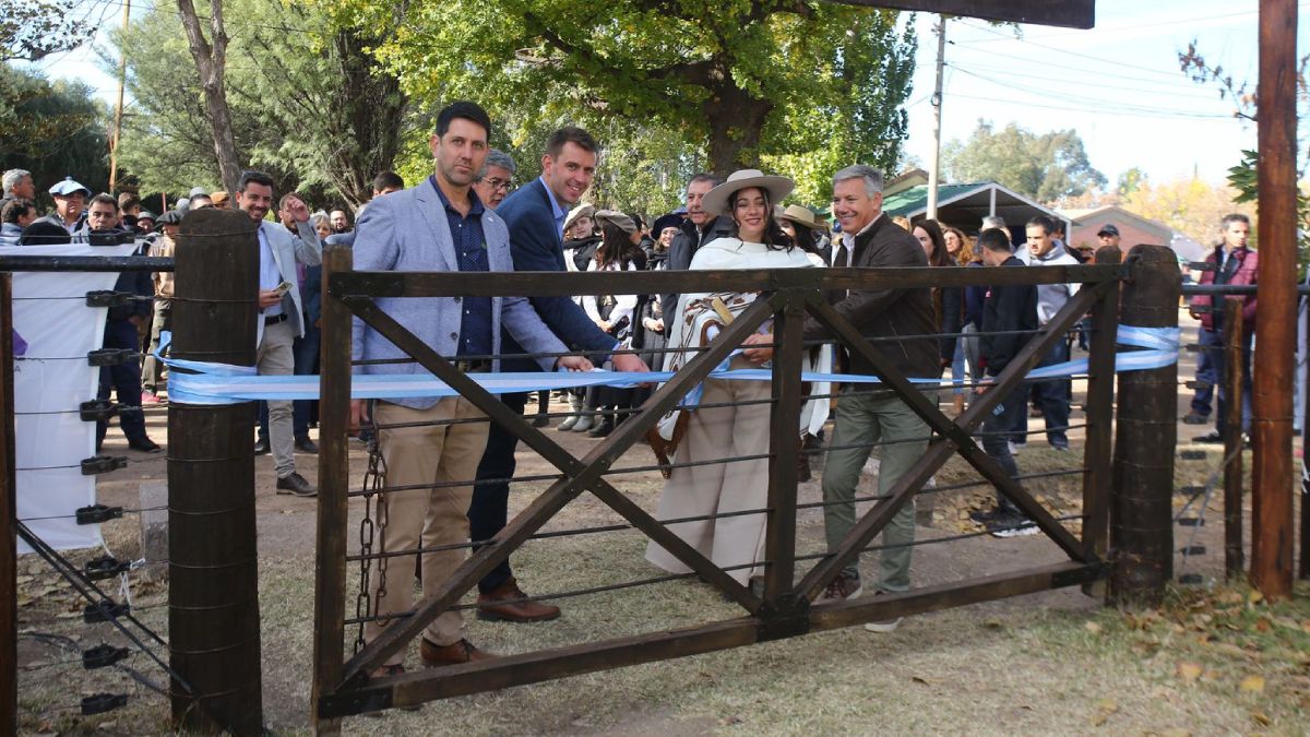 Autoridades en la inauguración de la Fiesta de la Ganadería en General Alvear.