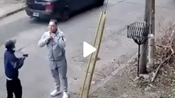 Un menor de edad se bajó de un vehículo, le apuntó con un arma, le robó el celular y luego lo persiguió por la calle para obligarlo a desbloquear el teléfono.