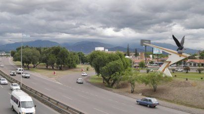 Se anticipa un fin de semana con mucha nubosidad, tormentas aisladas y poco cambio de temperatura, la que descenderá recién el martes, con vientos del Sur.