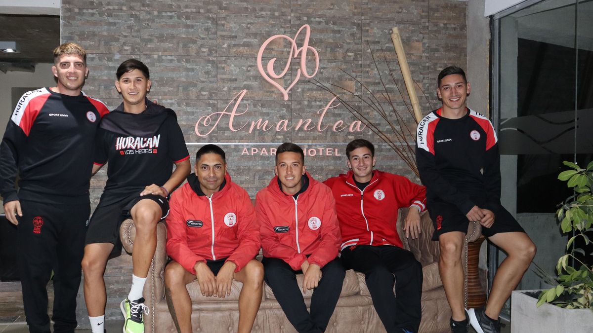 Abdo Alí está con su cuerpo técnico de Huracán Las Heras. Abdo Alí está con su cuerpo técnico de Huracán Las Heras.