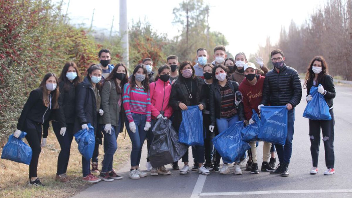 Mariana Juri se sumó a la limpieza de cauces y canales en General Alvear.