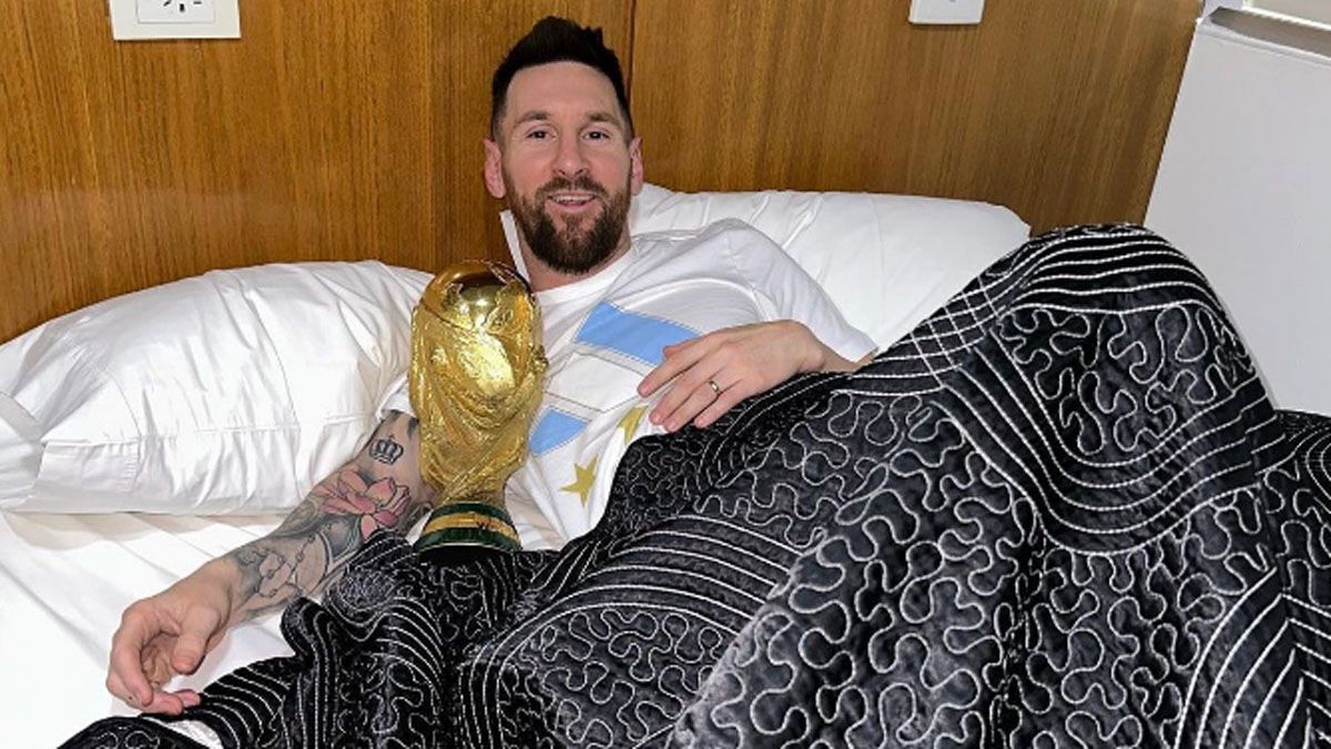 Messi y la intimidad de su foto con la Copa del Mundo en la cama
