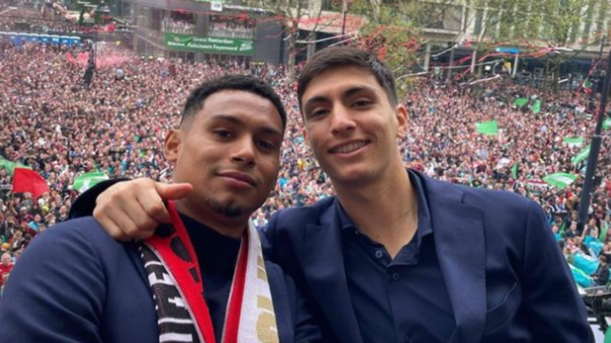 Ezequiel Bullaude y el peruano Marcos López en los festejos del Feyenoord en Rotterdam