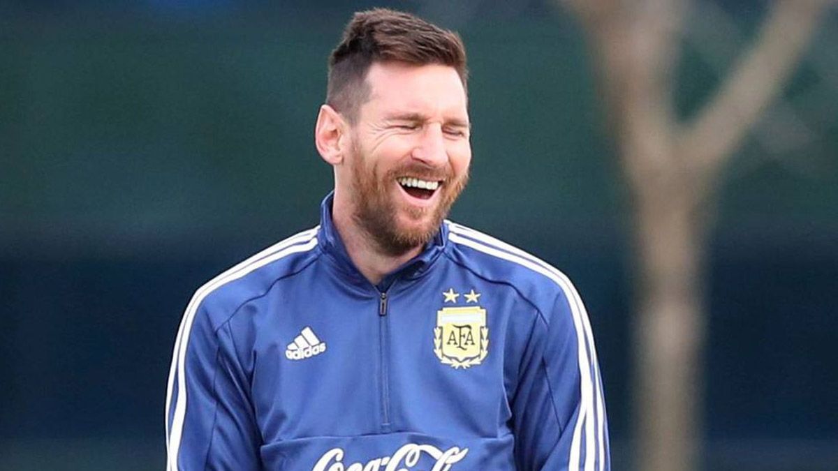 Es furor el chico que le pidió perdón a Messi con un cartel