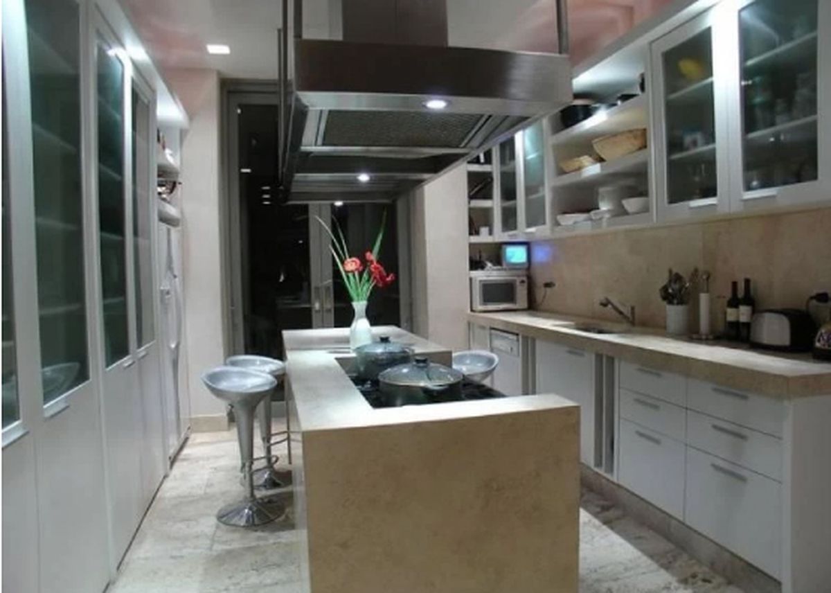 La cocina es algo pequeña, pero muy completa. La cocina es algo pequeña, pero muy completa.