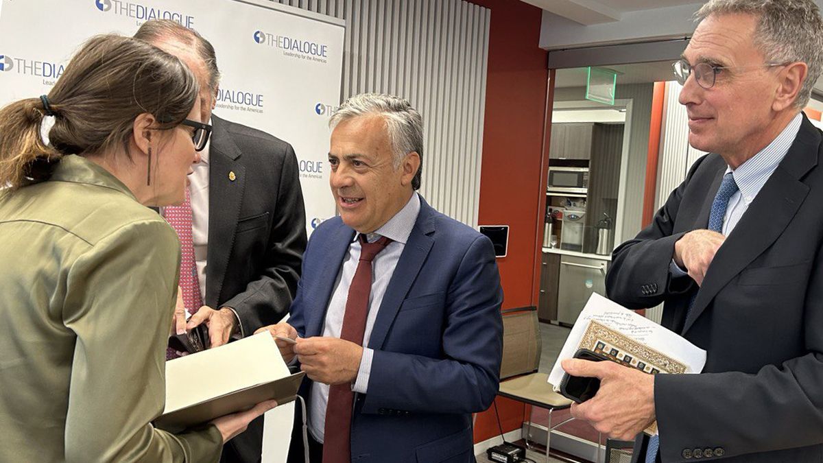 Alfredo Cornejo junto a Rebecca Bill Chávez y Michael Matera, del centro Diálogo Americano en Washington.