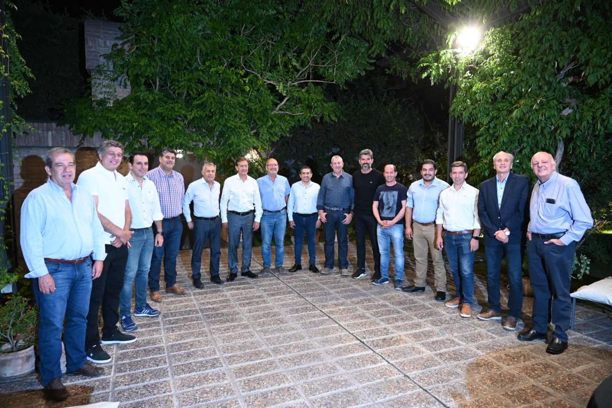 Suarez y Cornejo reunieron a sus intendentes y salieron a dar señales de que no hay fisuras
