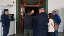 Un grupo de vecinos de Maipú irrumpió en el municipio tras pagar por un asfalto que no les hicieron.