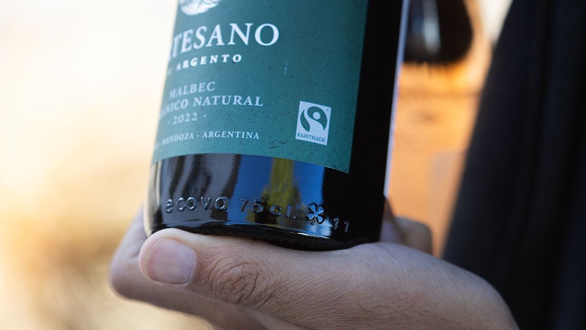 El dinero para el fondo de los trabajadores proviene de las ventas de productos que tienen el logo Fairtrade en el mundo. El dinero para el fondo de los trabajadores proviene de las ventas de productos que tienen el logo Fairtrade en el mundo.