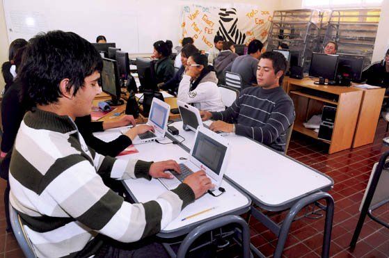 Más de la mitad de la población mendocina utiliza computadora