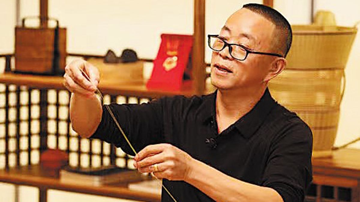 Fu Yelin, un tejedor de bambú. PARA USO DE CHINA DAILY