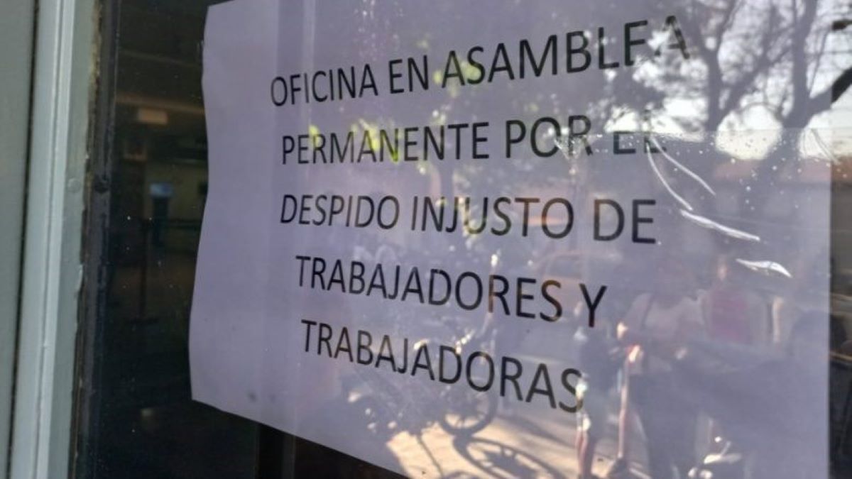 Los carteles que aparecieron este lunes en ANSES Mendoza. Los carteles que aparecieron este lunes en ANSES Mendoza.