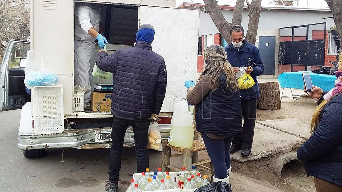José Quispe, el "Achurero Solidario", en plena tarea de reparto de mercaderías.