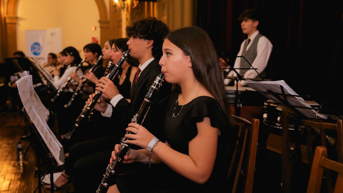 Sección de vientos de la Orquesta Escuela de San Martín, interpretando Orquestango, en Buenos Aires.