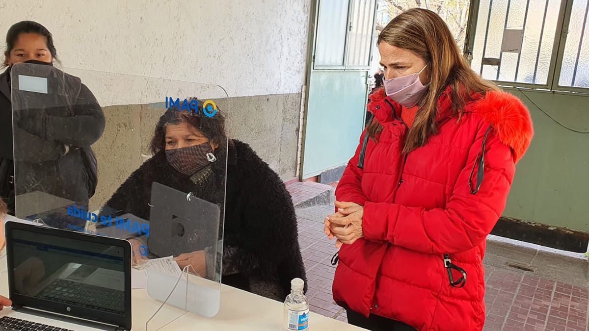 Analía Rodríguez durante un operativo de PAMI en el barrio San Martín, de Ciudad.