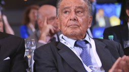 Aeropuertos Argentina 2000, del magnate Eduardo Eurnekian, seguirá controlando 33 aeropuertos comerciales de Argentina, incluyendo el aeropuerto de Mendoza.&nbsp;