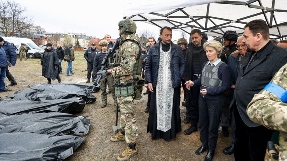 Guerra Rusia - Ucrania: los funcionarios observan los cuerpos de los muertos en Bucha.