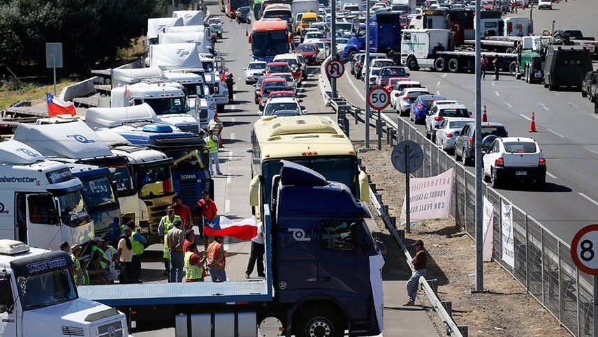 Protesta contra el peaje en Chile colapsó las autopistas