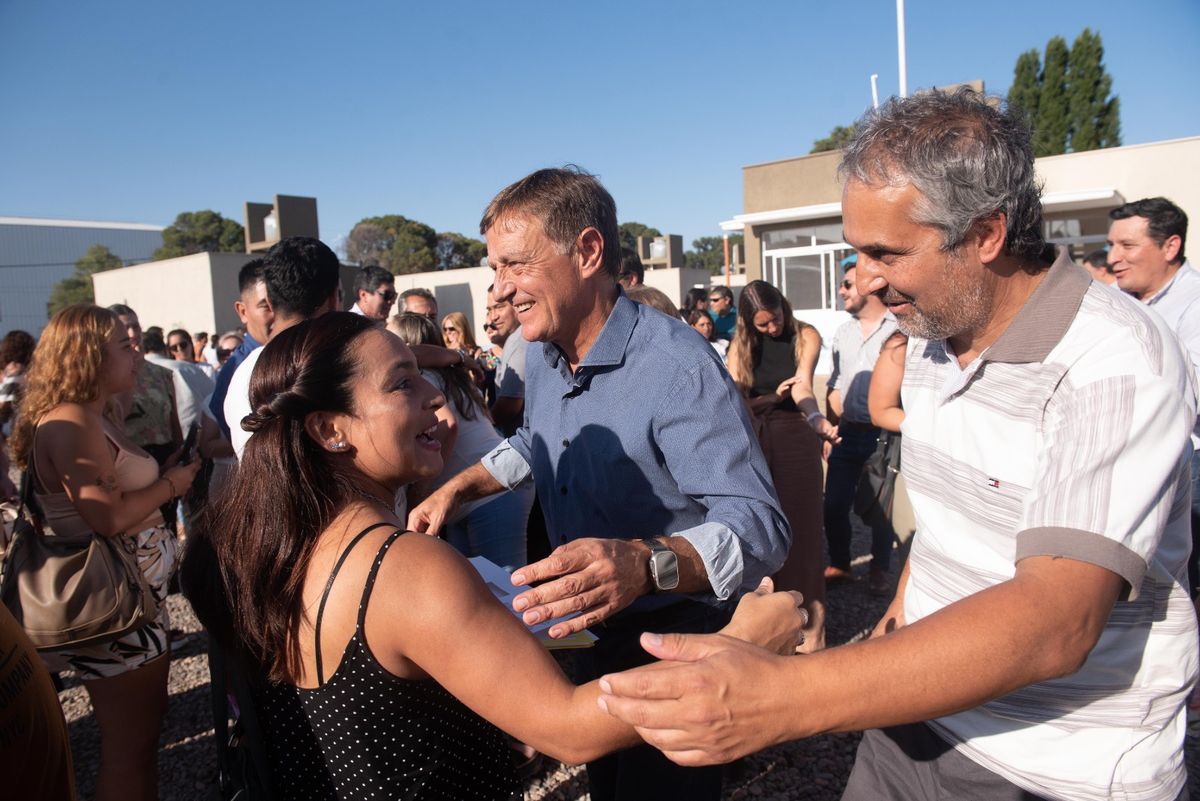 El gobernador Rodolfo Suarez entregó casas en San Carlos y se mostró junto al precandidato radical a la intendencia