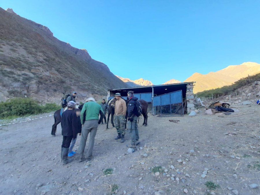 Hallaron a un padre y su hijo que trasladaban animales en la cordillera La familia los buscaba y dieron el aviso a los funcionarios. Una comisión integrada por gendarmes, efectivos de la Policía y Guardaparques Provinciales se abocaron al operativo y los encontraron en un refugio. Estaban en buen estado de salud.