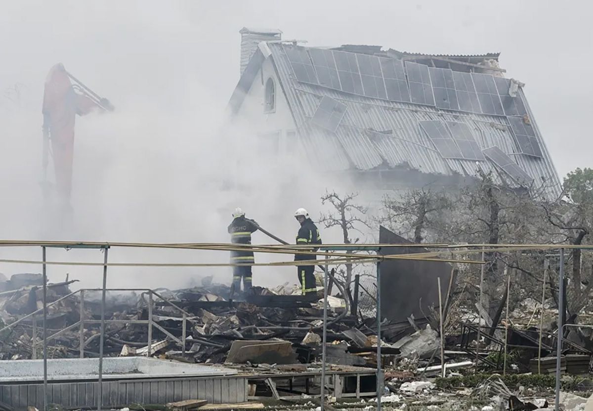 Rescatistas ucranianos trabajan en una zona residencial alcanzada por un cohete lanzado por Rusia cerca de Kiev, en la madrugada del domingo. Crédito: EFE/EPA/Sergey Dolzhenko.