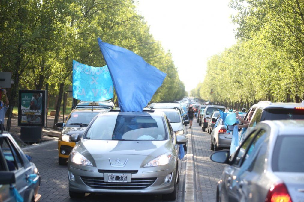 Con banderas, globos, remeras, pañuelos y hasta barbijos, decenas de mendocinos marcharon en contra del aborto.&nbsp;
