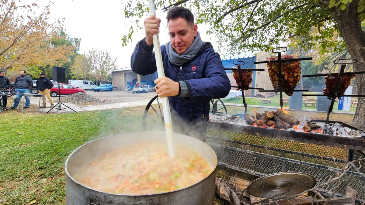 El "Gaucho" Gamba, del móvil en las madrugadas a revolver la olla. El "Gaucho" Gamba, del móvil en las madrugadas a revolver la olla.