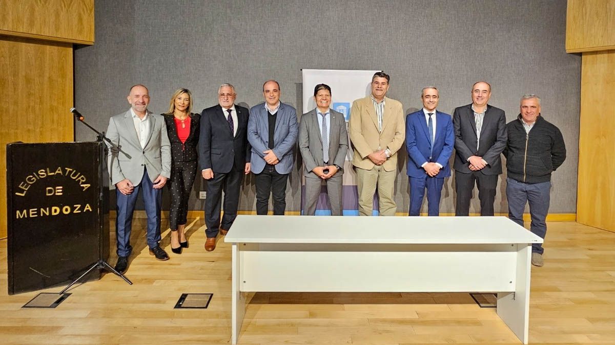 Directivos empresariales de Cuyo visitaron la Legislatura y allí los recibió el vicegobernador Mario Abed.