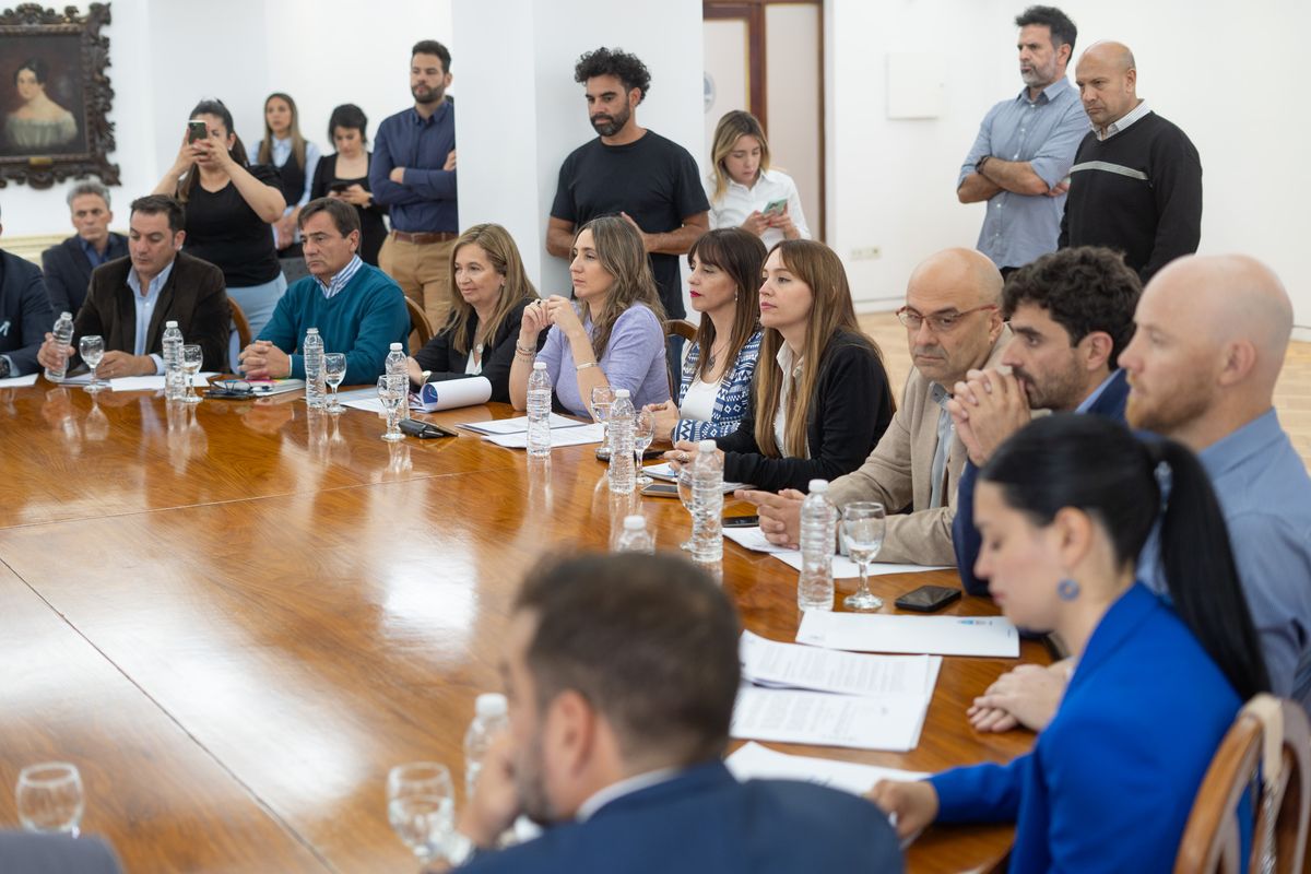 Intendentes y funcionarios en Casa de Gobierno, reunidos por el plan de abordaje contra el dengue. Intendentes y funcionarios en Casa de Gobierno, reunidos por el plan de abordaje contra el dengue.