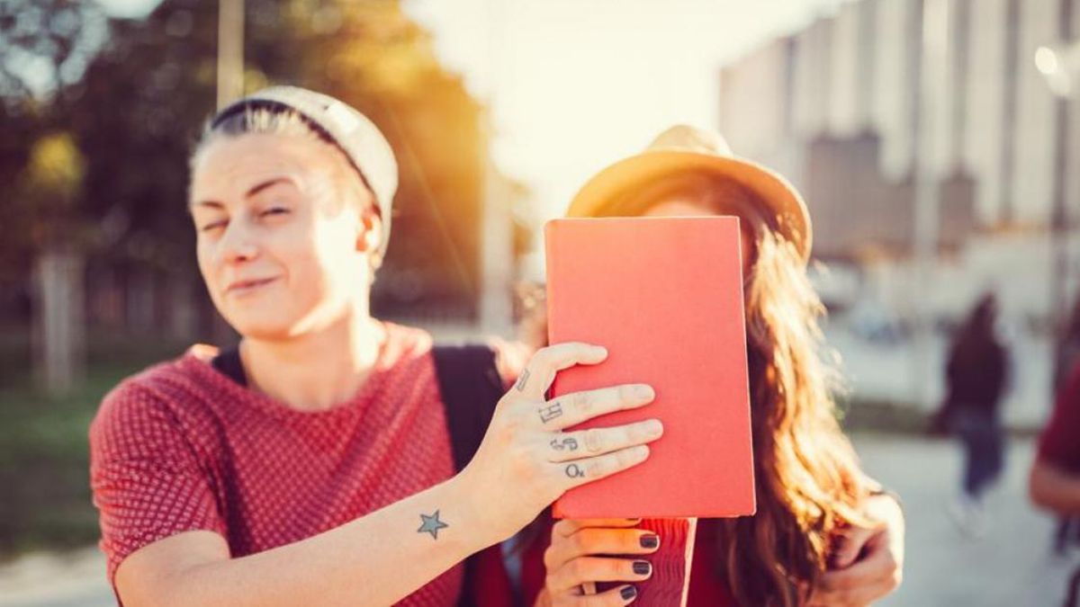 En las parejas tóxicas, quien practica pocketing intenta esconder a la otra persona de sus amigos, relaciones y familiares. En las parejas tóxicas, quien practica pocketing intenta esconder a la otra persona de sus amigos, relaciones y familiares. 