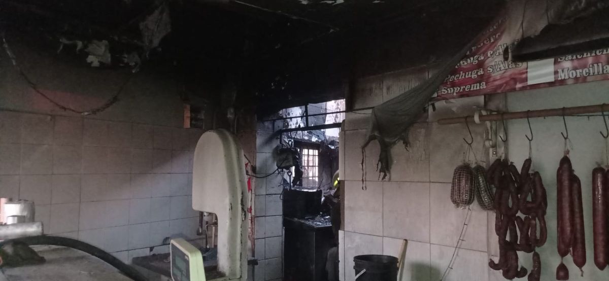 Según indicaron fuentes policiales, las pérdidas serían totales en la carnicería incendiada en Guaymallén. Según indicaron fuentes policiales, las pérdidas serían totales en la carnicería incendiada en Guaymallén.